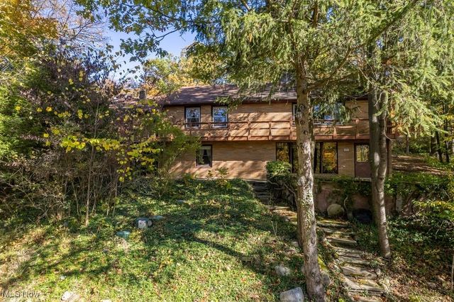 300 River Road, Hinckley, OH 44233