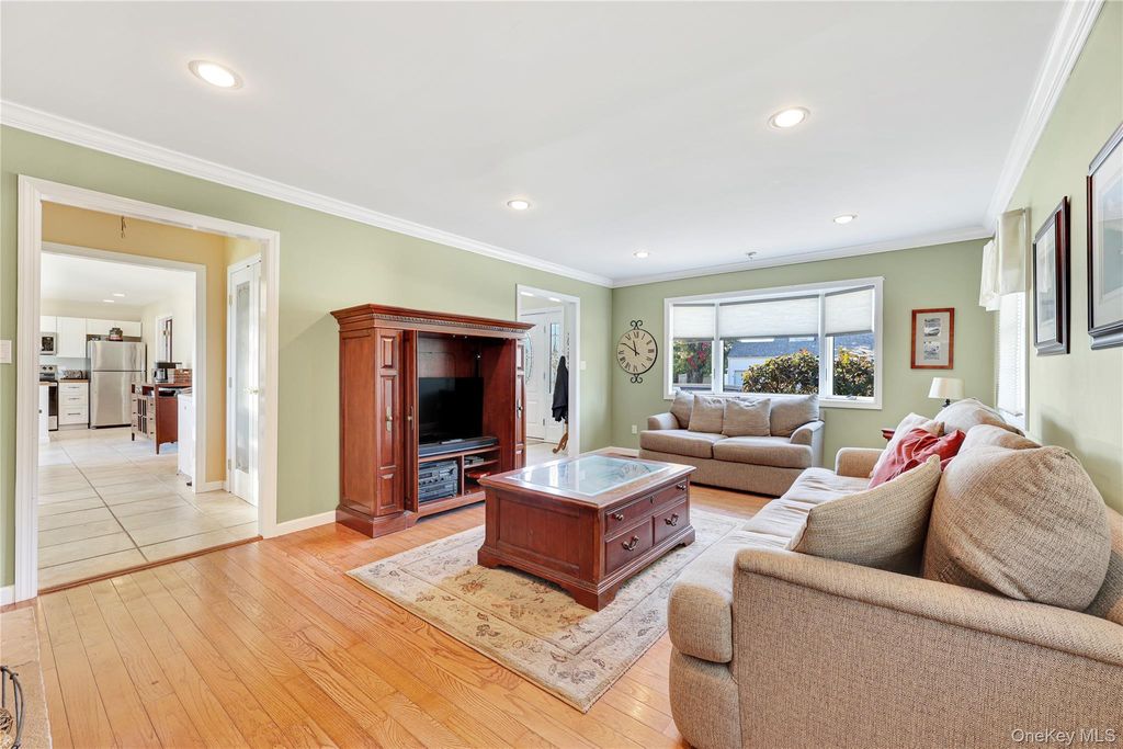 122 Dorothy Drive, East Meadow, NY 11554 — photo 5
