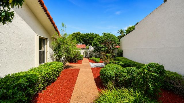 6906 Palmar Court, Boca Raton, FL 33433