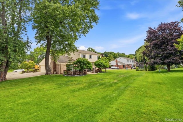 3495 Macnichol Trail, West Bloomfield Charter Township, MI 48323