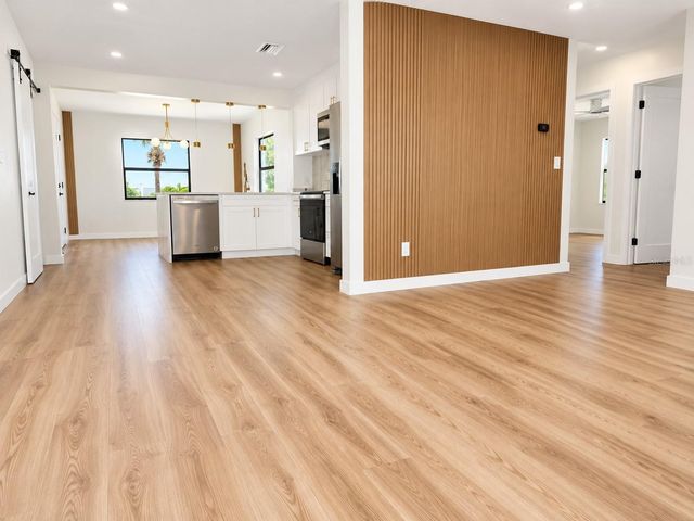 8120 7TH STREET N, St Petersburg, FL 33702