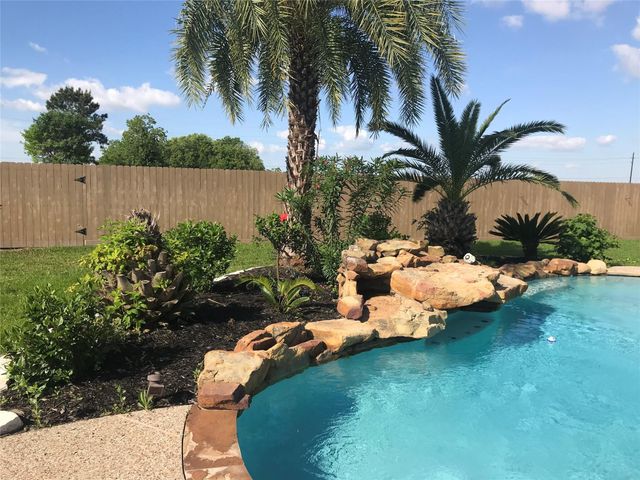 12403 Emerald Lane, Mont Belvieu, TX 77535