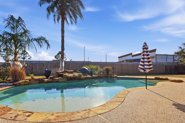 12403 Emerald Lane, Mont Belvieu, TX 77535