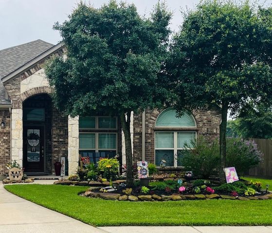 12403 Emerald Lane, Mont Belvieu, TX 77535