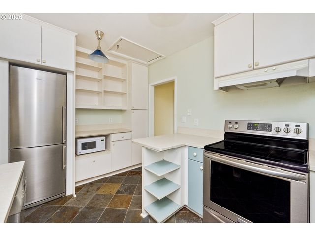 1827 Sw DEWITT St, Portland, OR 97239