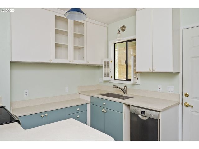 1827 Sw DEWITT St, Portland, OR 97239