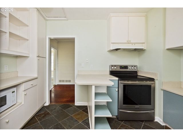 1827 Sw DEWITT St, Portland, OR 97239