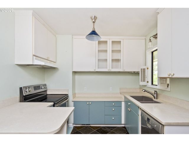 1827 Sw DEWITT St, Portland, OR 97239
