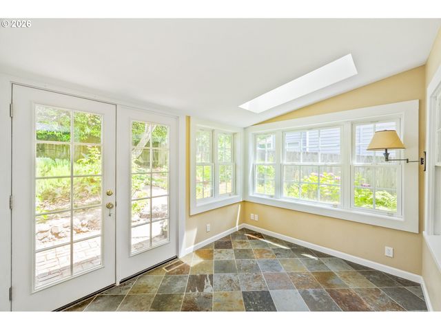 1827 Sw DEWITT St, Portland, OR 97239