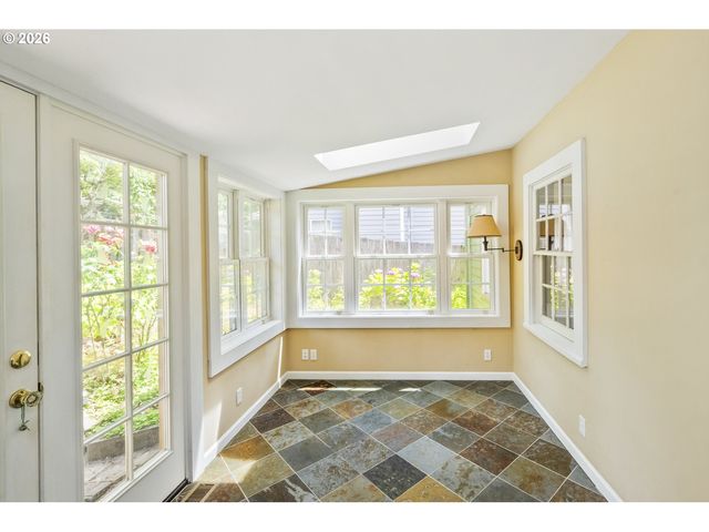 1827 Sw DEWITT St, Portland, OR 97239