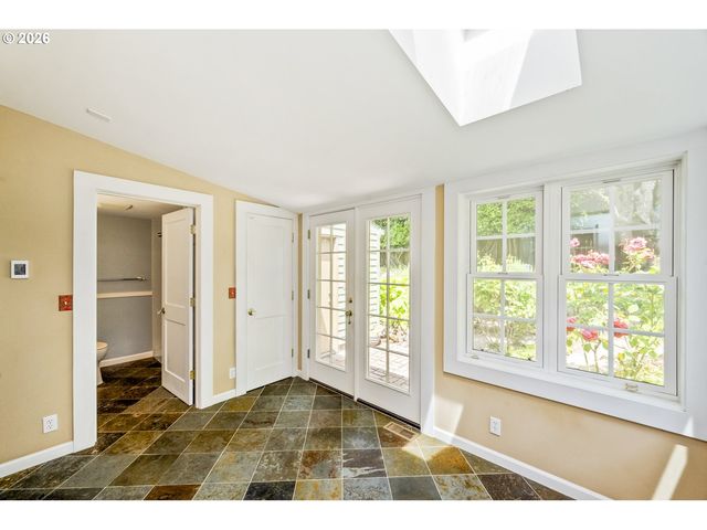 1827 Sw DEWITT St, Portland, OR 97239