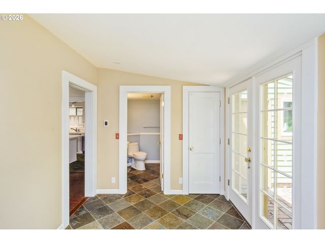 1827 Sw DEWITT St, Portland, OR 97239