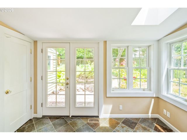 1827 Sw DEWITT St, Portland, OR 97239