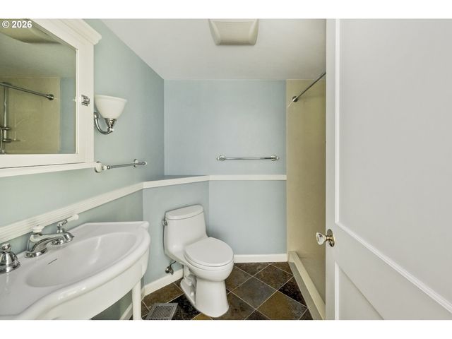 1827 Sw DEWITT St, Portland, OR 97239