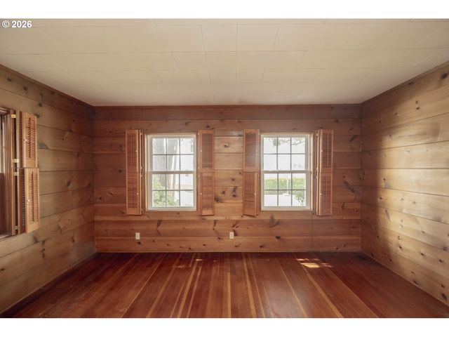 1827 Sw DEWITT St, Portland, OR 97239