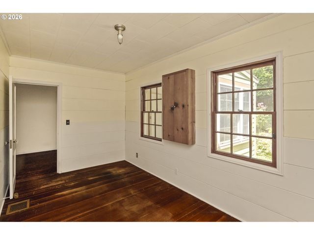 1827 Sw DEWITT St, Portland, OR 97239