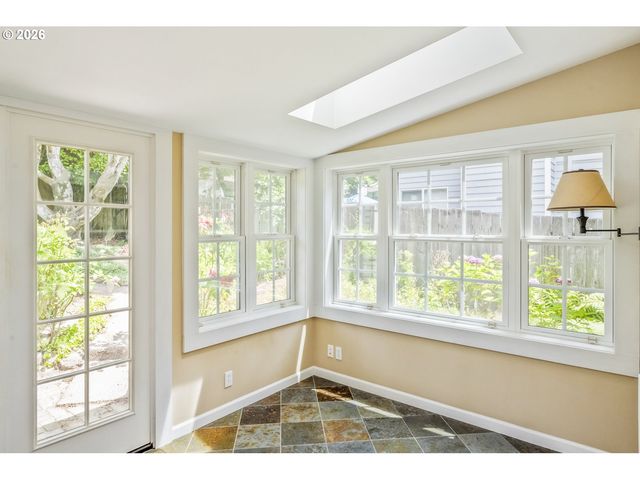 1827 Sw DEWITT St, Portland, OR 97239