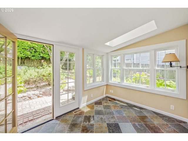 1827 Sw DEWITT St, Portland, OR 97239