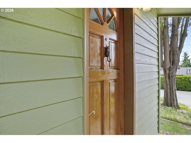 1827 Sw DEWITT St, Portland, OR 97239