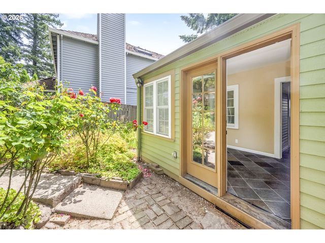 1827 Sw DEWITT St, Portland, OR 97239