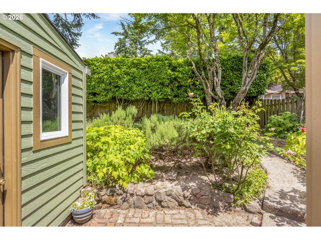1827 Sw DEWITT St, Portland, OR 97239