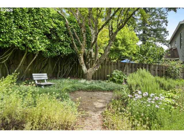 1827 Sw DEWITT St, Portland, OR 97239