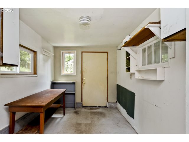 1827 Sw DEWITT St, Portland, OR 97239