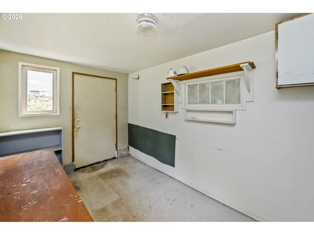 1827 Sw DEWITT St, Portland, OR 97239