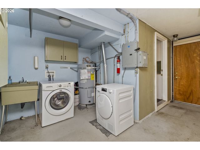 1827 Sw DEWITT St, Portland, OR 97239