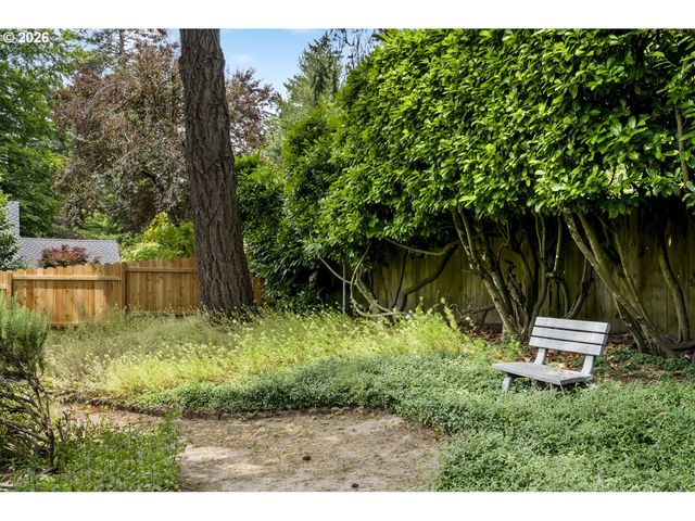 1827 Sw DEWITT St, Portland, OR 97239