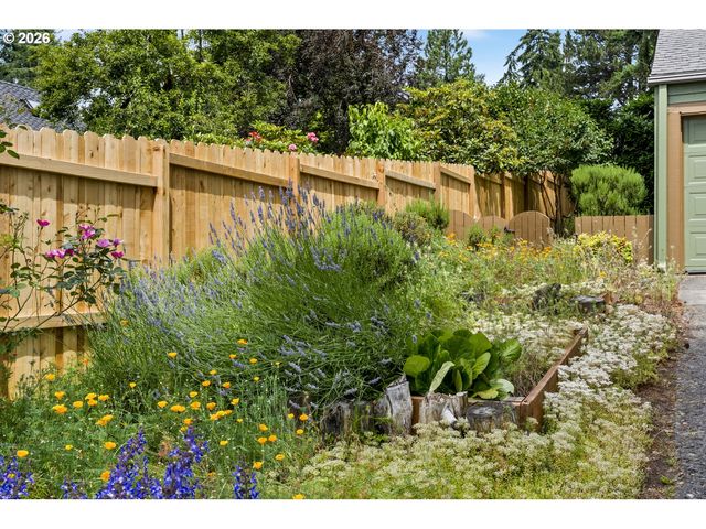 1827 Sw DEWITT St, Portland, OR 97239