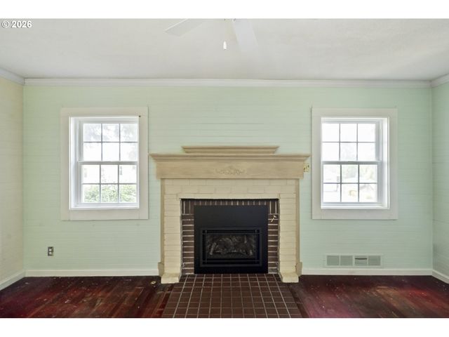 1827 Sw DEWITT St, Portland, OR 97239