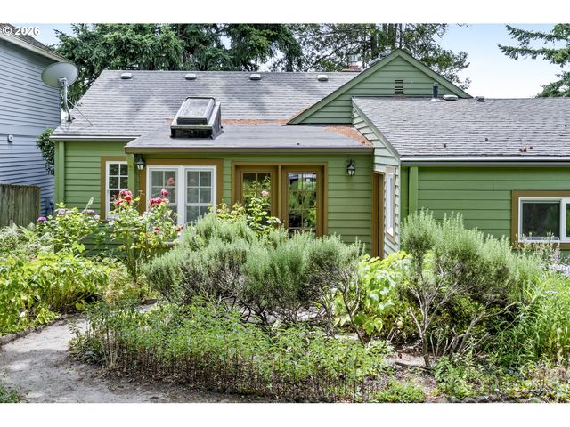1827 Sw DEWITT St, Portland, OR 97239