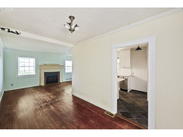 1827 Sw DEWITT St, Portland, OR 97239