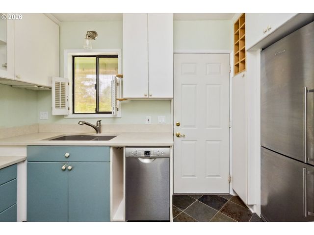 1827 Sw DEWITT St, Portland, OR 97239