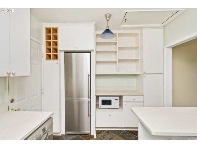 1827 Sw DEWITT St, Portland, OR 97239