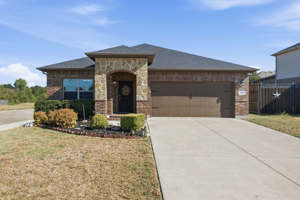 7101 Creighton Court, Fort Worth, TX 76120 — exterior