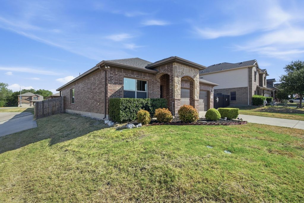 7101 Creighton Court, Fort Worth, TX 76120 — photo 2