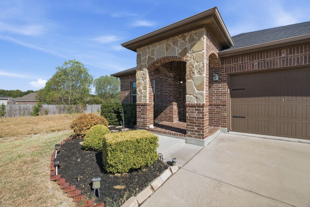 7101 Creighton Court, Fort Worth, TX 76120 — photo 3