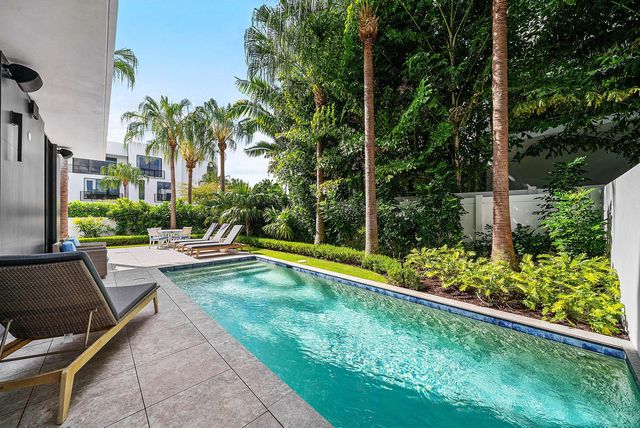 927 Witherspoon Lane, Delray Beach, FL 33483