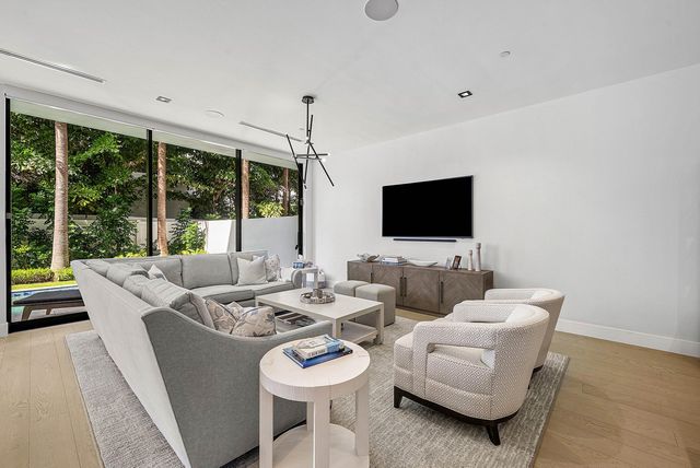 927 Witherspoon Lane, Delray Beach, FL 33483