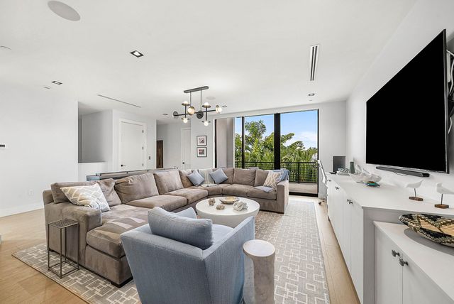 927 Witherspoon Lane, Delray Beach, FL 33483