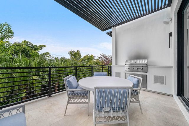 927 Witherspoon Lane, Delray Beach, FL 33483