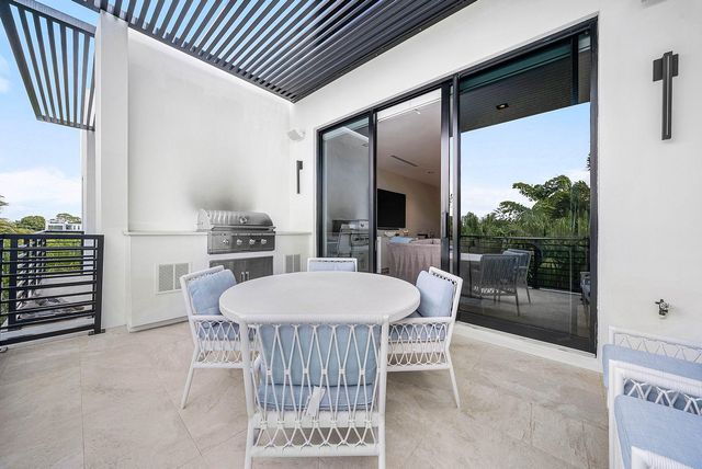 927 Witherspoon Lane, Delray Beach, FL 33483