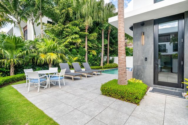 927 Witherspoon Lane, Delray Beach, FL 33483