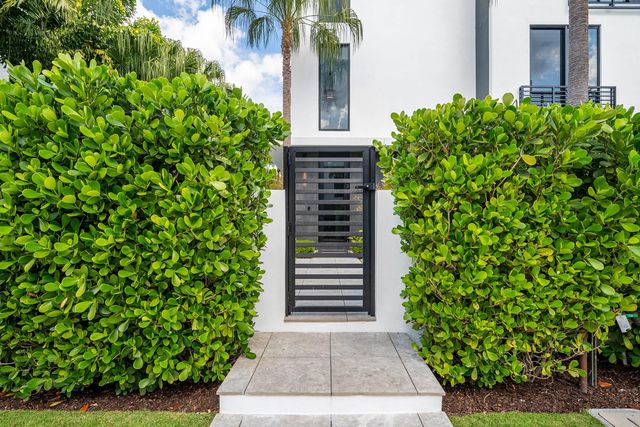 927 Witherspoon Lane, Delray Beach, FL 33483