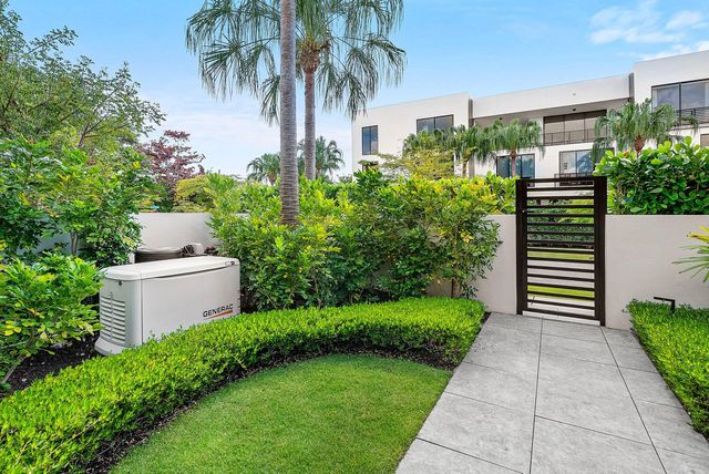 927 Witherspoon Lane, Delray Beach, FL 33483