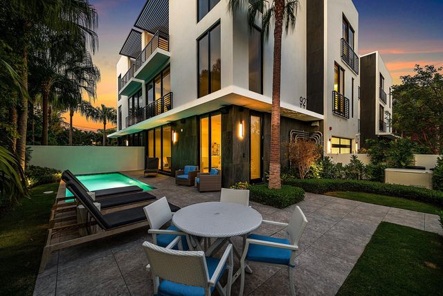 927 Witherspoon Lane, Delray Beach, FL 33483