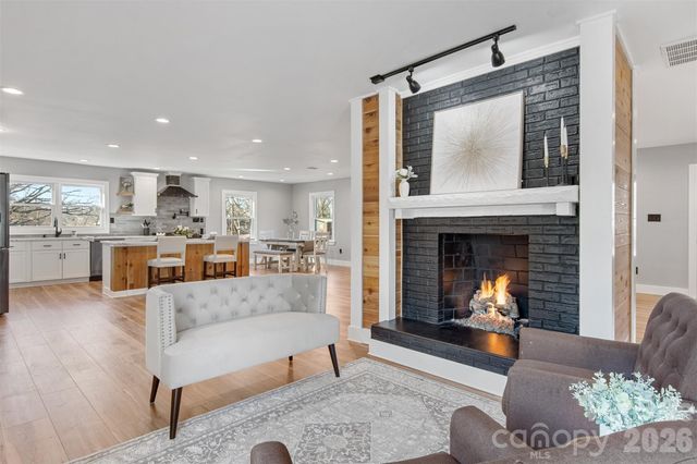 1206 9th Street NW, Hickory, NC 28601