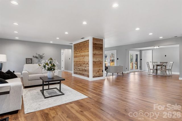 1206 9th Street NW, Hickory, NC 28601